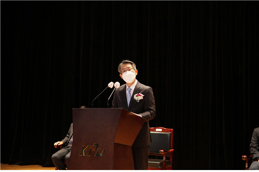 기념사중인 박건수 총장